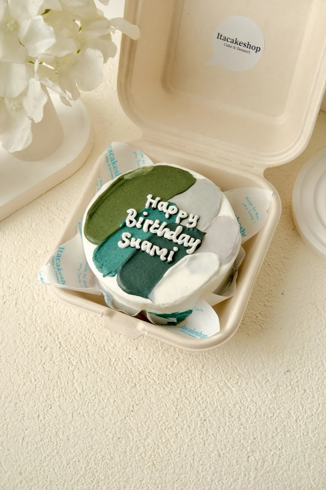 Bento cake sapuan krim hijau bertuliskan Happy Birthday Suami dalam kotak Itacakeshop