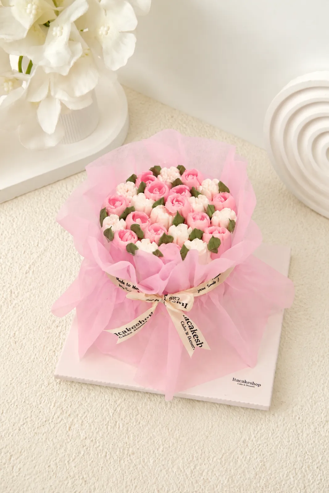 Bouquet cake berisi bunga krim pastel yang dibungkus kertas buket Itacakeshop