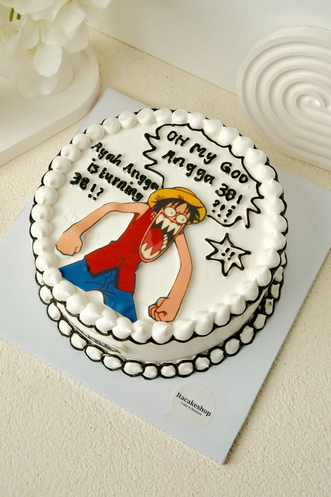 Cake 16 × 6 krim putih dengan edible print karakter dan ucapan ulang tahun