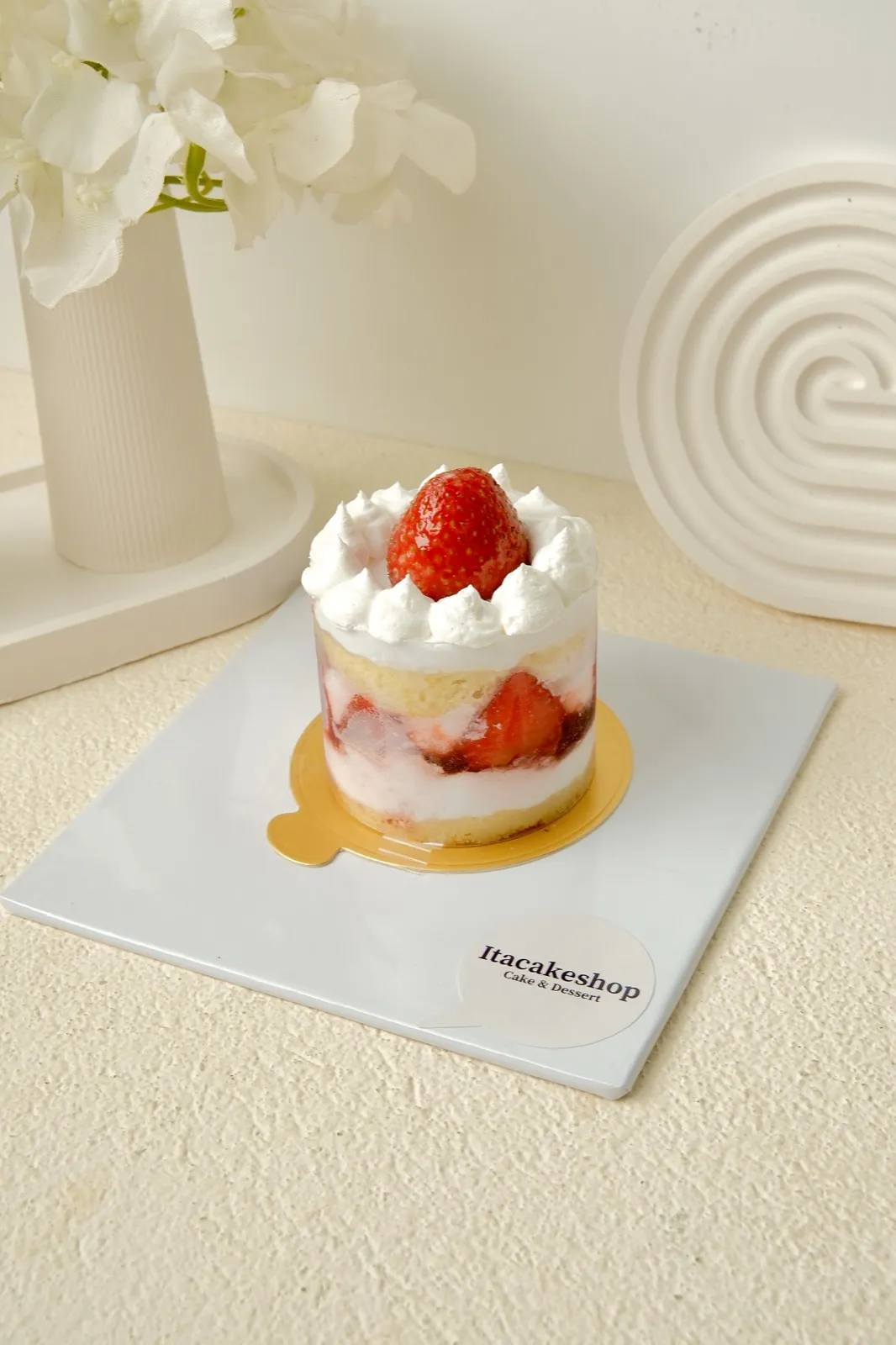 Mini chiffon Itacakeshop dalam gelas bening dengan aneka rasa di atas alas emas