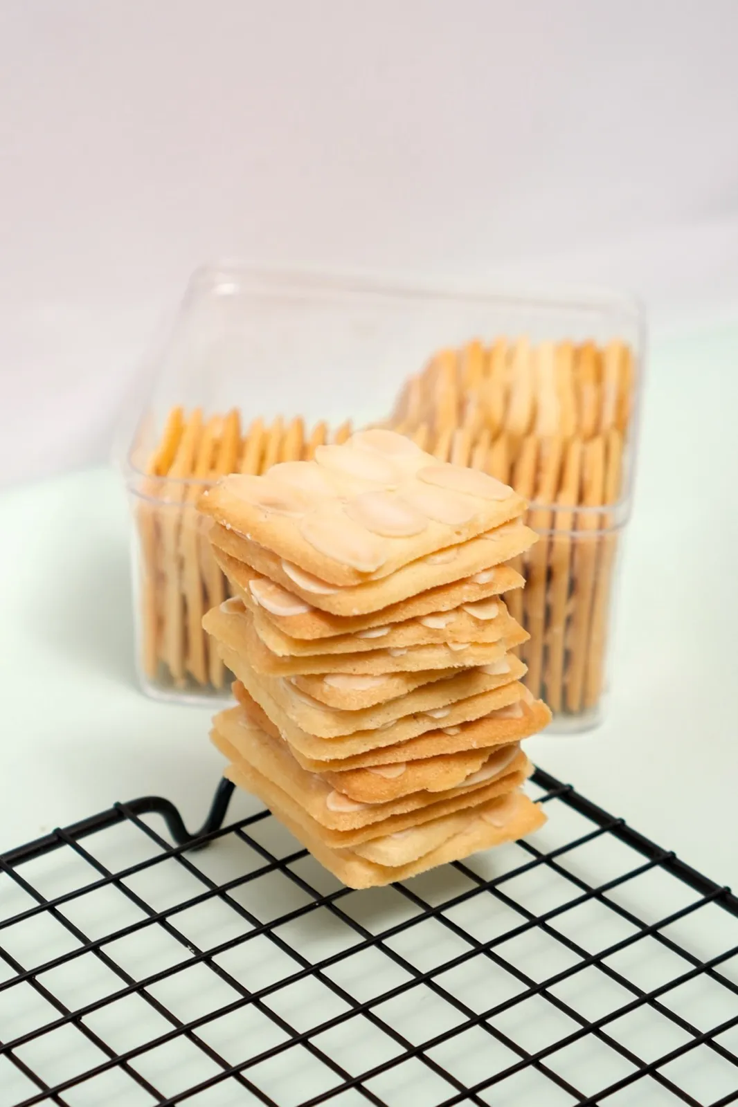 Crispy cookies Itacakeshop, lembaran tipis bertabur almond dan pistachio