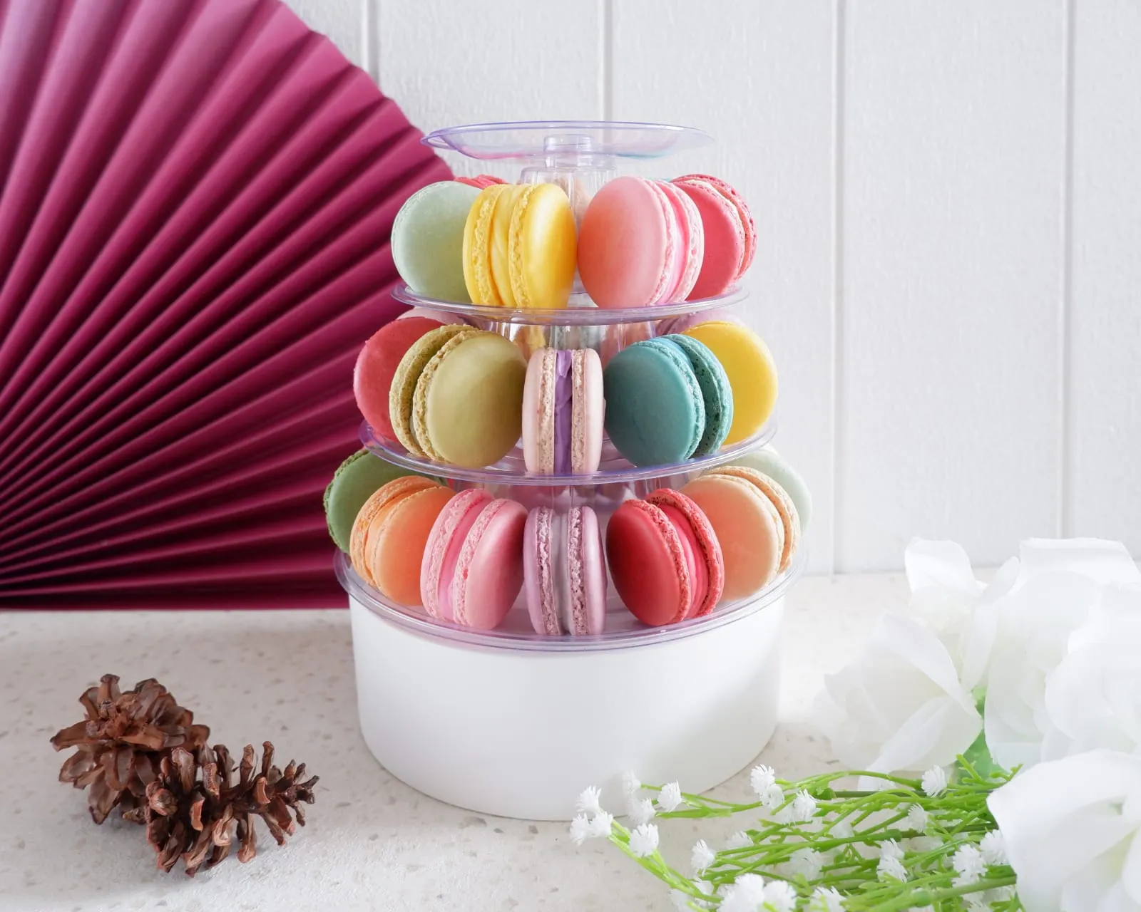 Regular macaron Itacakeshop warna-warni pastel, disusun di menara dan nampan
