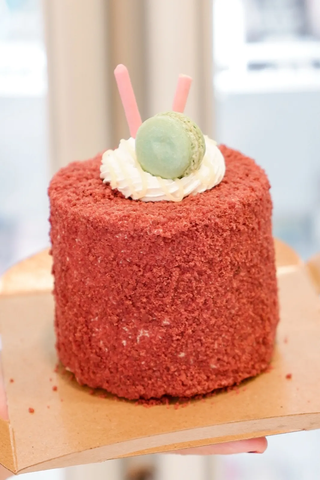 Whole chiffon Itacakeshop bertabur remah dan topping di atas alas kertas